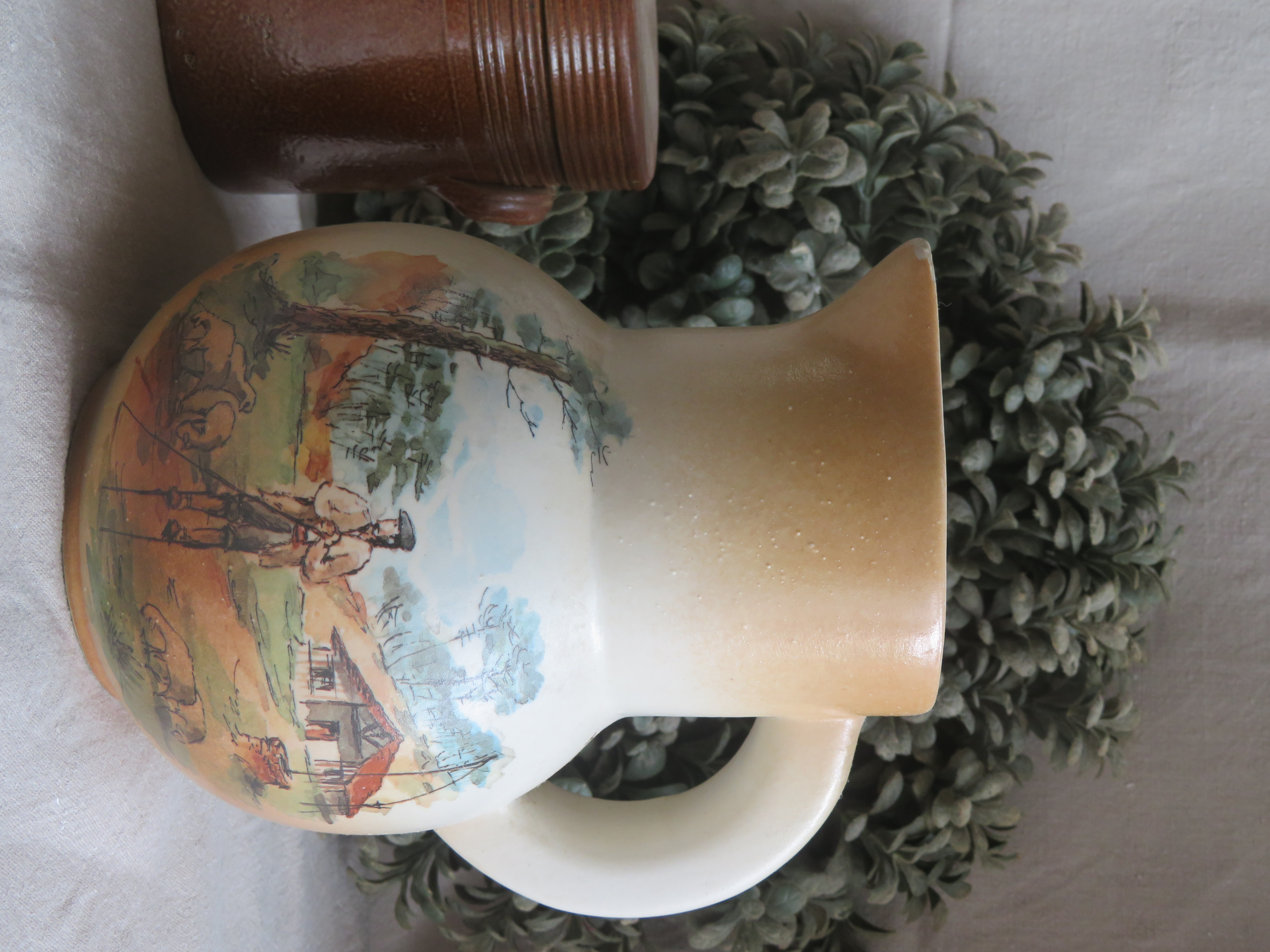 Vintage bruine aardewerk kan met boerderij tafereel - 18 cm