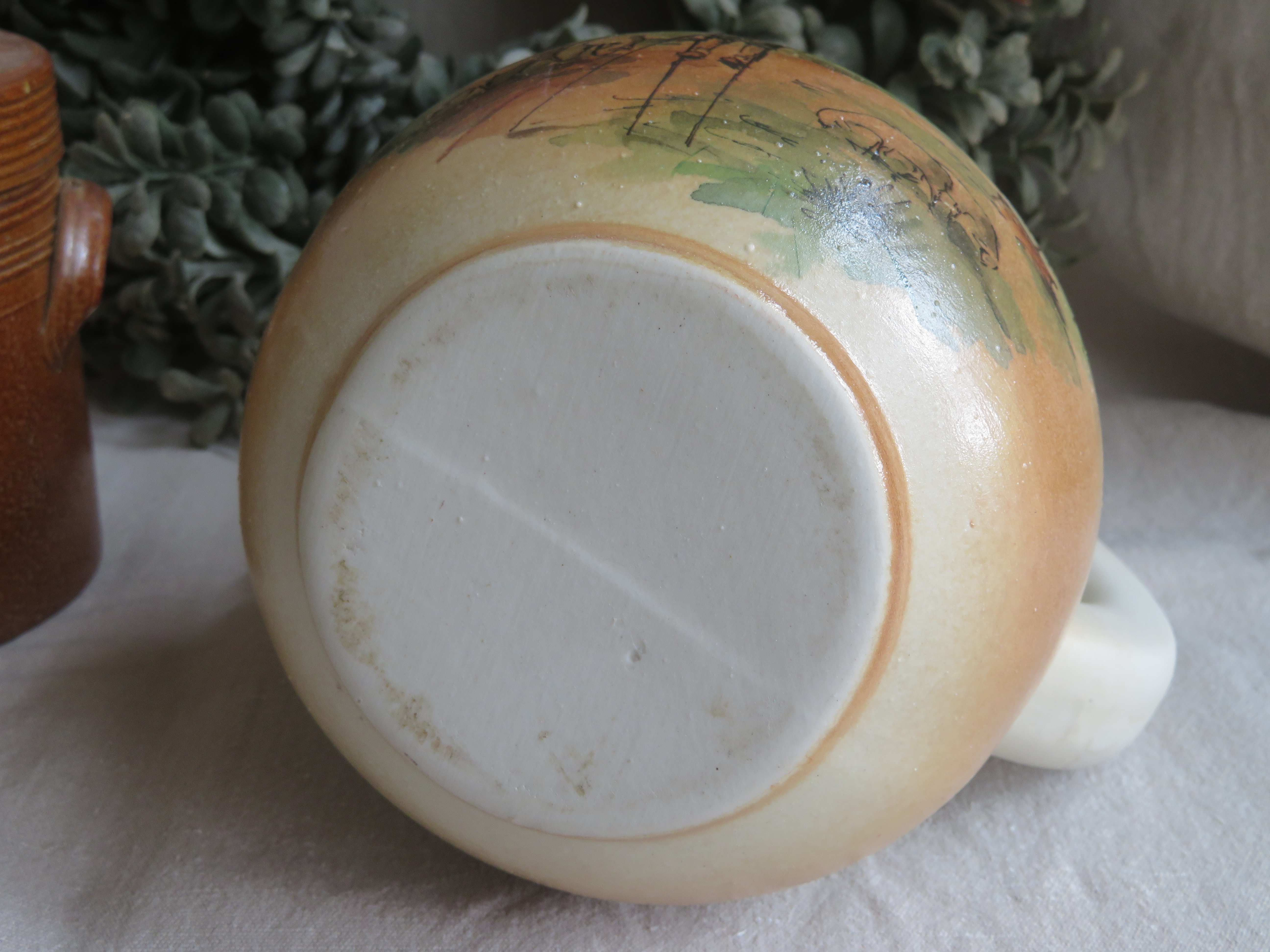 Vintage bruine aardewerk kan met boerderij tafereel - 18 cm