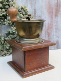Oude houten koffiemolen