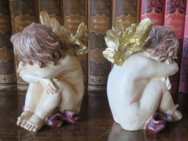 VERKOCHT Brocante slapende engeltjes hars - set van 2
