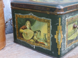 Antieke groene blikken trommel met musicerende figuren