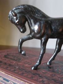VERKOCHT Miniatuur bronzen paard