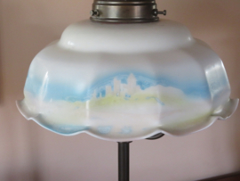 Oude bronzen tafellamp met opaline kap