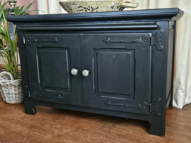 Brocante zwarte kast met uitschuifbaar plateau