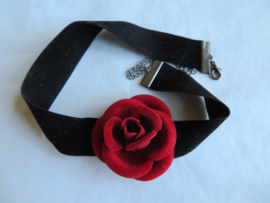 VERKOCHT Zwart fluwelen halsbandje met rode roos