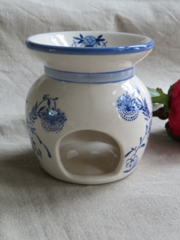 VERKOCHT Wit en blauwe oosterse aardewerk oliebrander wierookbrander
