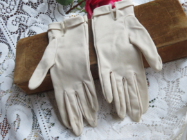 VERKOCHT Oude witte handschoenen