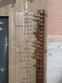 VERKOCHT Brocante Frans keukenrek met krijtbord, boodschappenlijst en handdoekenhaakjes