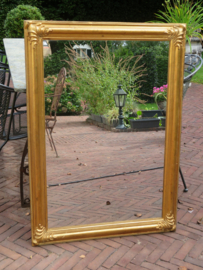 VERKOCHT Brocante spiegel in goudkleurige gipsen lijst, 105 x 74 cm