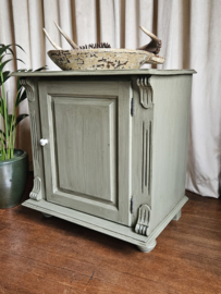 VERKOCHT Oude brocante olijfgroene kast