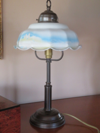 Oude bronzen tafellamp met opaline kap
