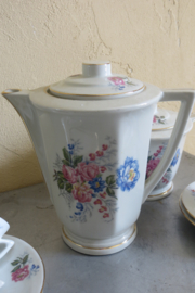 Oud Frans porseleinen koffieservies met decor van rozen en veldbloemen