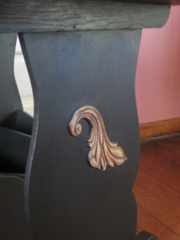 VERKOCHT Brocante ronde houten bijzettafel met tijdschriftenbak