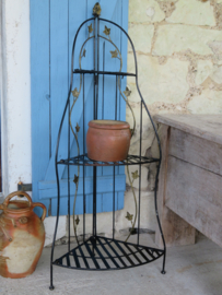 VERKOCHT Brocante Franse zwarte metalen hoek etagere/ ijzeren plantenrek