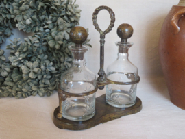 VERKOCHT Brocante olie en azijnstel in bruine ijzeren houder