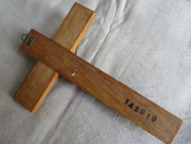 VERKOCHT Oud houten kruisbeeld crucifix met koperen jezusbeeld