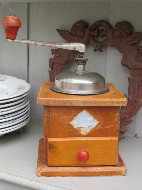 Oude houten koffiemolen Pede Dienes Brocante in de keuken Le