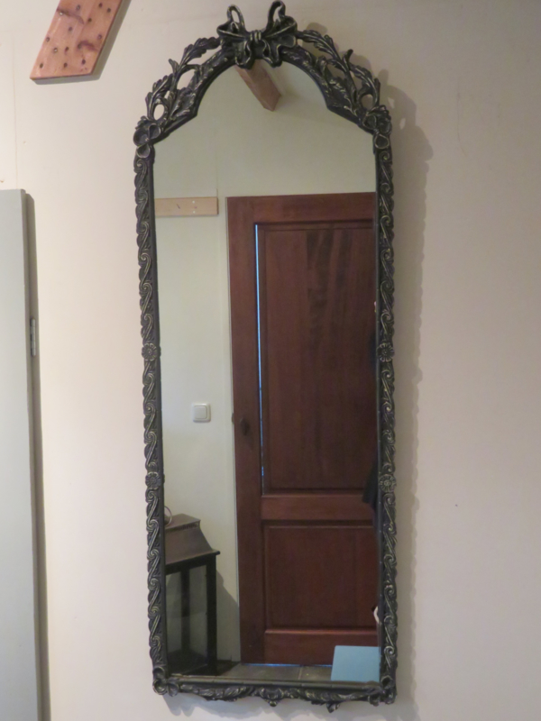 Afgekeurd Hub Dressoir VERKOCHT Brocante smalle spiegel in donkergrijze houten lijst, 116x42 cm |  Verkocht | Le Brocant`age