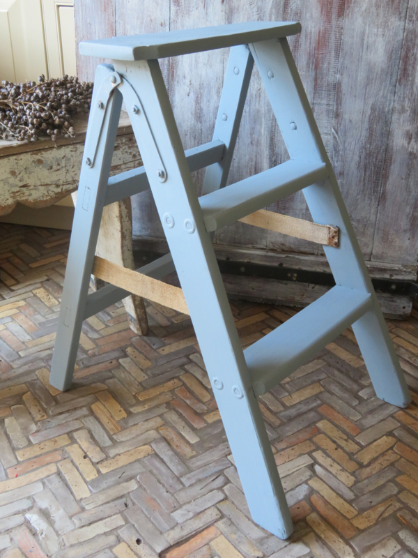 doolhof Van toepassing zijn pop VERKOCHT Brocante blauw houten keukentrapje | Verkocht | Le Brocant`age