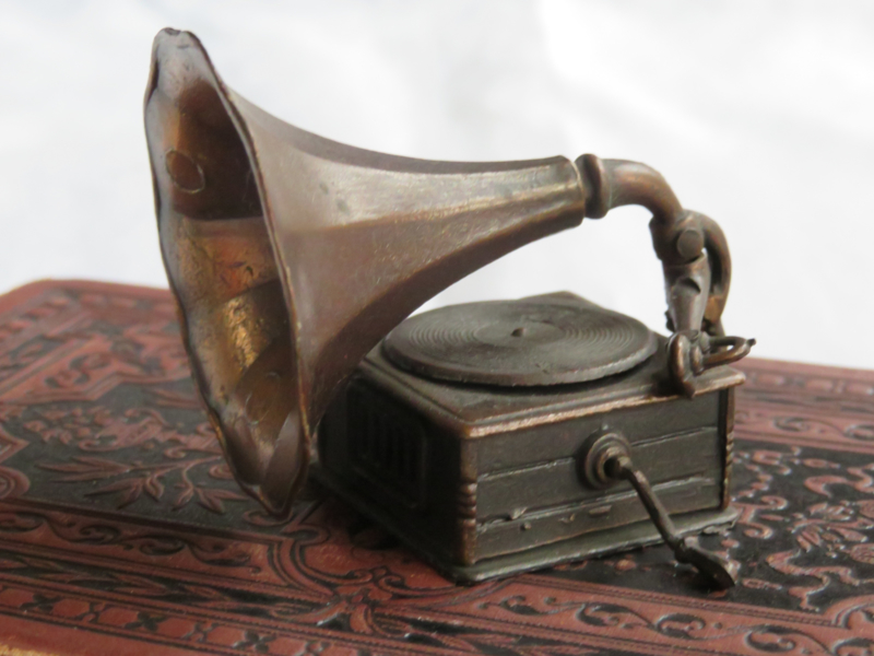 karbonade Moeras Sicilië VERKOCHT Miniatuur bronsmetalen oude grammofoon (puntenslijper) | Verkocht  | Le Brocant`age