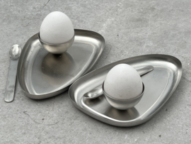 Moderne rvs eierdopjes met lepel