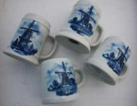 Souvenierset van 4 bekertjes "Delft"