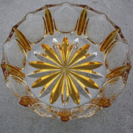 Schaal in helder en geel glas