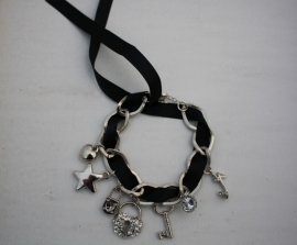 Bedelarmband met zwart lint