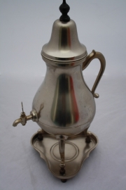 Metalen koffiepot met onderzetter