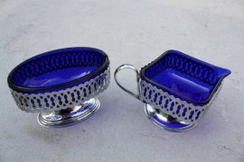 Suikerschaaltje en melkkannetje blauw glas