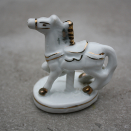 Porseleinen beeldje paard