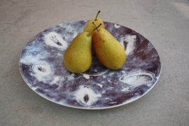 Blauwe schaal/bord kunst op tafel