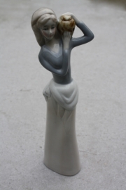 Beeldje vrouw met pot