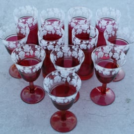 Glasservies in donkerrood