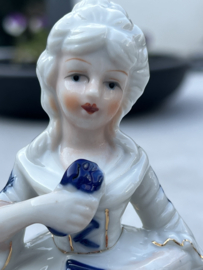 Middeleeuwse dame in porselein