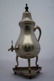 Metalen koffiepot met onderzetter