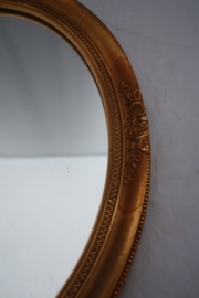 Oude ovale spiegel