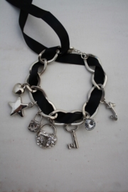 Bedelarmband met zwart lint