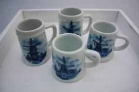 Souvenierset van 4 bekertjes "Delft"