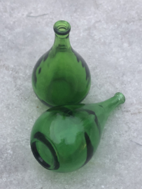 Kleine groen glazen flesjes/vaasjes