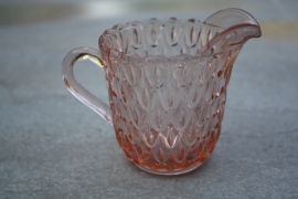 Roze glazen melkkannetje