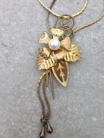 Ketting met bloem en parel