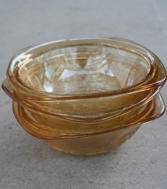 Schaaltjes gekleurd glas