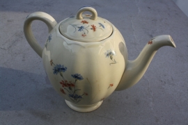 Oude theepot met bloemen triumph
