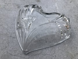 Hartvormig glazen schaaltje