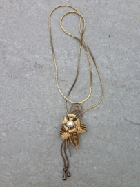 Ketting met bloem en parel