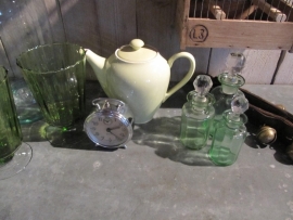 Brocante aardewerken oudgroene koffiepot