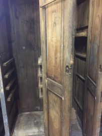 Oude houten lockerkast