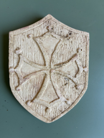 Betonnen schild met Occitaans kruis