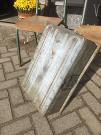 Oude metalen bak